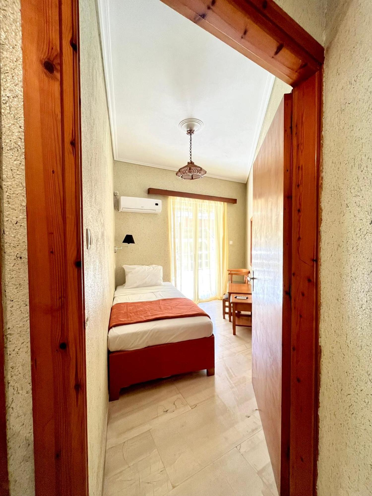 Oelia Rooms & Apartments Agia Marina  Buitenkant foto