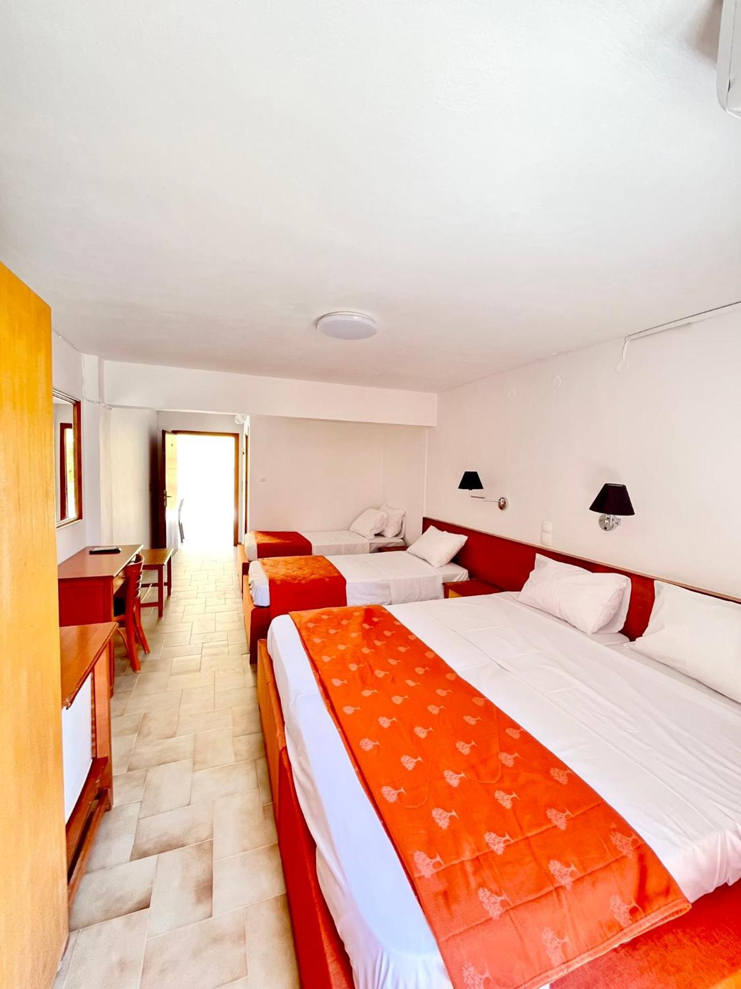 Oelia Rooms & Apartments Agia Marina  Buitenkant foto