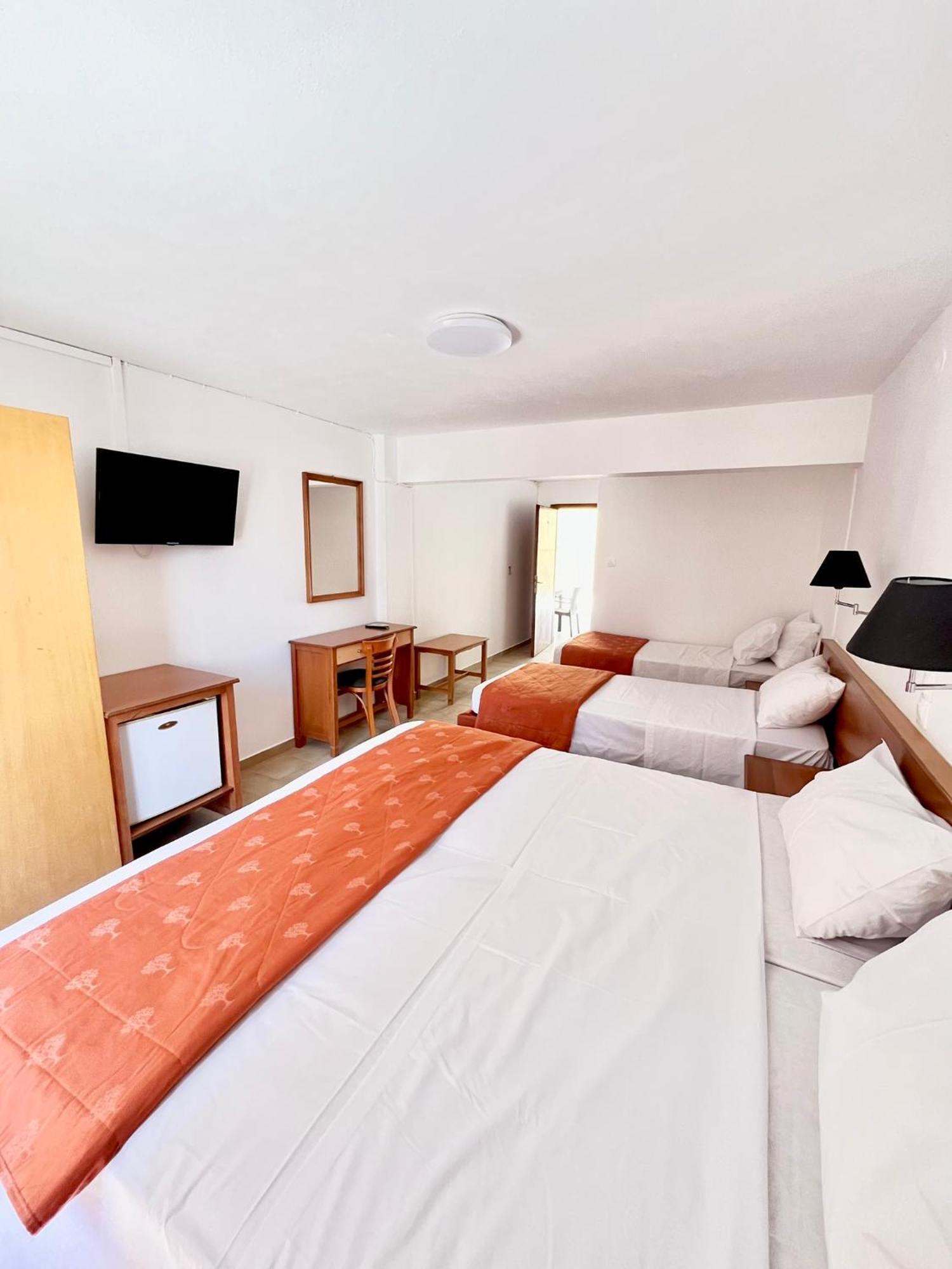 Oelia Rooms & Apartments Agia Marina  Buitenkant foto