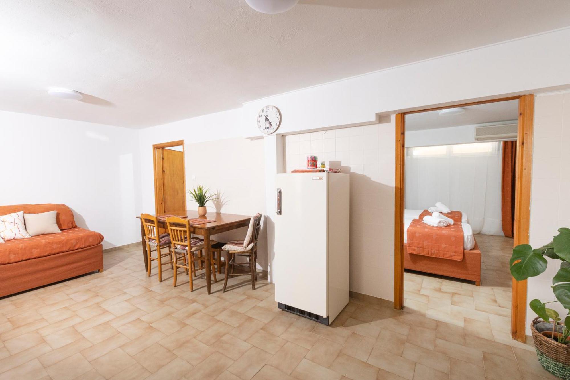 Oelia Rooms & Apartments Agia Marina  Buitenkant foto