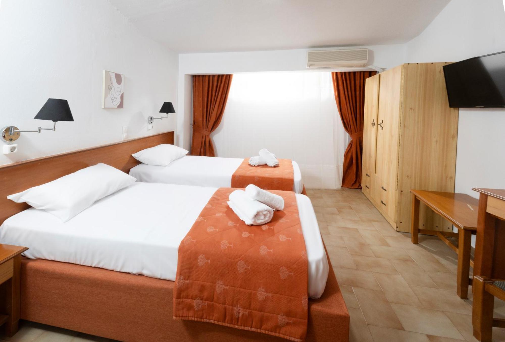 Oelia Rooms & Apartments Agia Marina  Buitenkant foto
